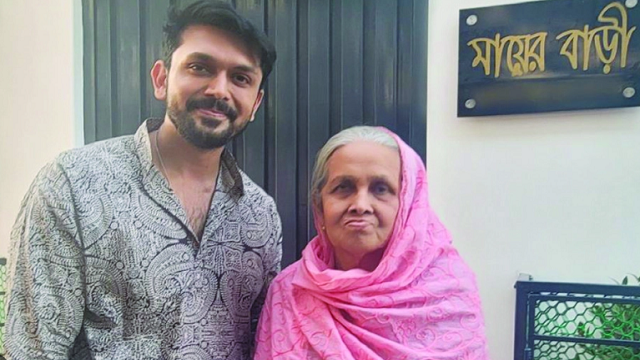 মাকে হারিয়ে ফেসবুকে পোস্ট, যা লিখলেন আরিফিন শুভ