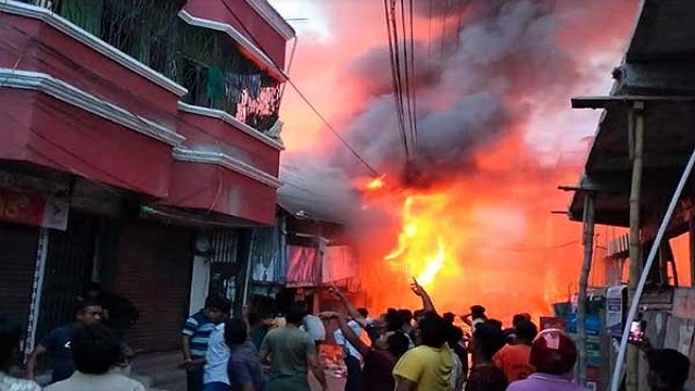 পটুয়াখালীতে আগুনে অর্ধশত দোকান ও বসতবাড়ি ভস্মীভূত