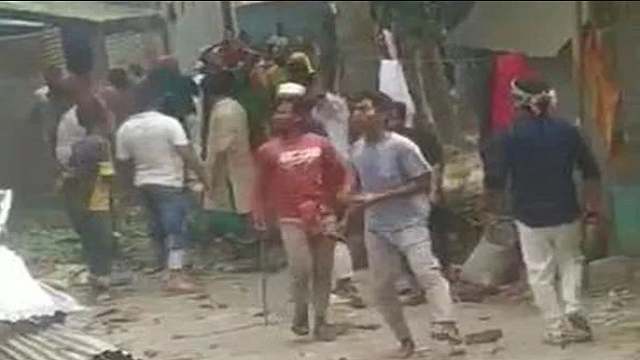 মাদক সেবনে বাধা দেওয়ায় ১৫ জনকে কুপিয়ে জখম