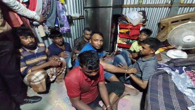 মুন্সীগঞ্জে অস্ত্র-টাকাসহ ৭ ডাকাত গ্রেফতার
