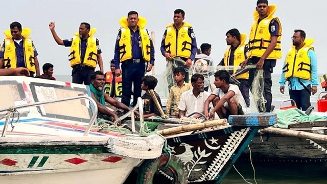 নিষেধাজ্ঞা অমান্য করে জাটকা ধরায় চাঁদপুরে ৯ জেলে আটক