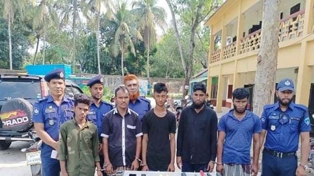 নাঙ্গলকোটে অস্ত্রসহ ৫ ডাকাত আটক