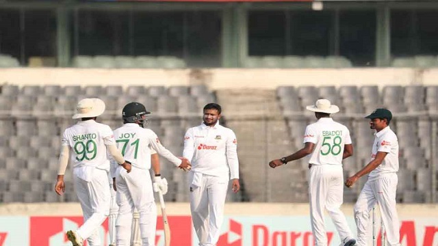 ইনিংস হার এড়াতে লড়ছে আইরিশরা