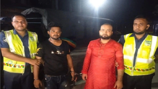 দাউদকান্দিতে চলন্ত বাস থেকে ডাকাত ধরে পুলিশে দিলেন যাত্রীরা
