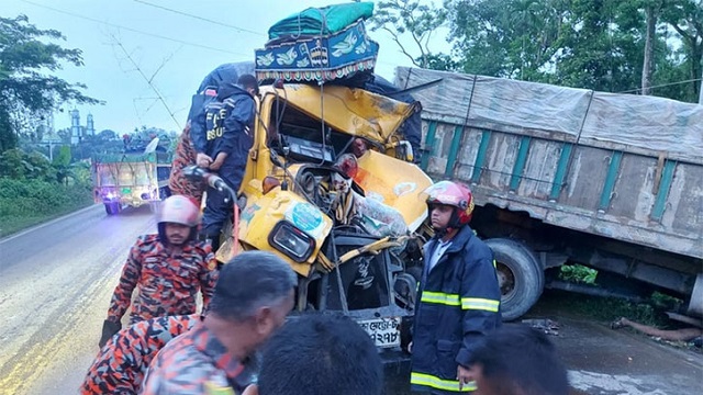 সিলেটে দুই ট্রাকের সংঘর্ষে নিহত ৩