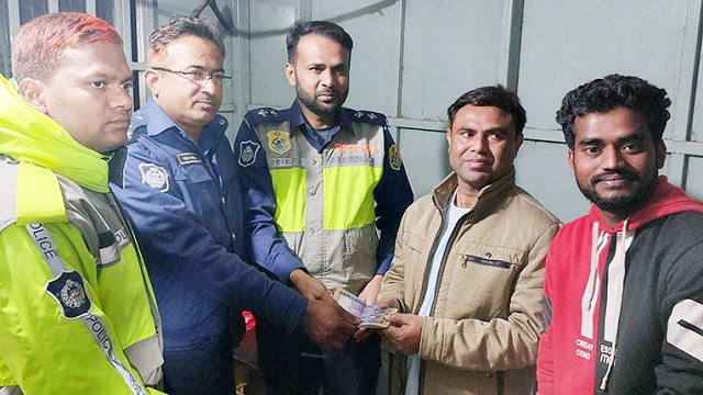 পর্যটকের হারানো ৪৮ হাজার টাকা ফেরত দিলো ফটোগ্রাফার