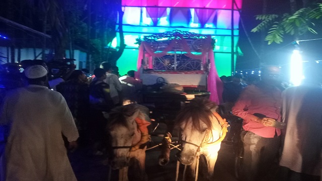 প্রবাসী বর বিয়েতে এলো টমটমে