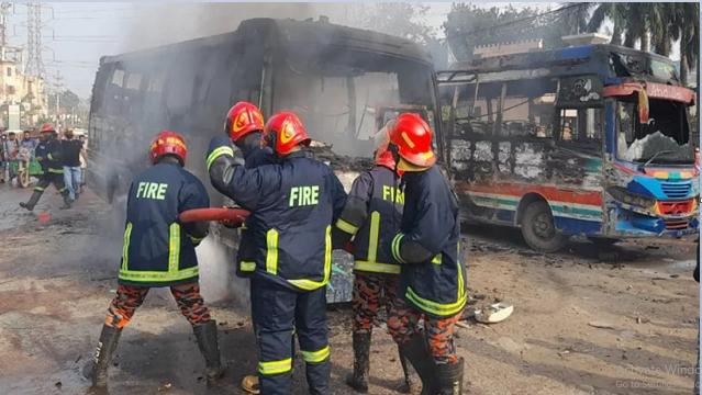 বাসের রেষারেষিতে নিহত মোটরসাইকেলের চালক, ২ বাসে আগুন