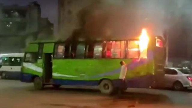  দ্বিতীয় দফা অবরোধের ৩০ ঘণ্টায় ১৮ যানবাহনে আগুন