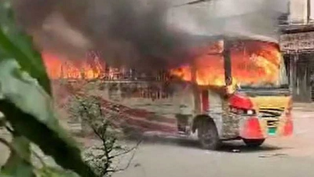 বিজয়নগরে আজমেরী গ্লোরি বাসে আগুন