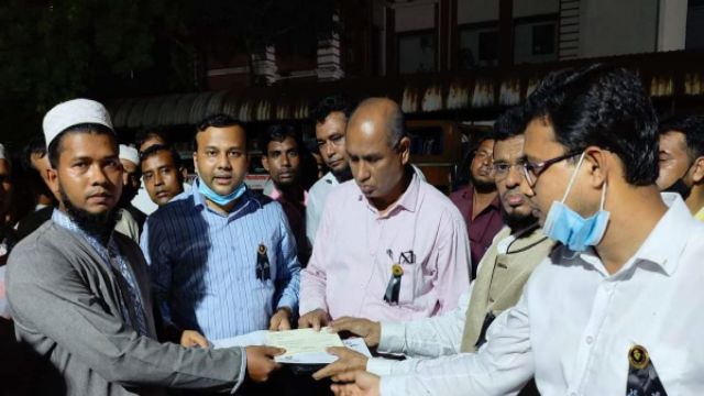 চকবাজারে অগ্নিকাণ্ড : নিহতদের পরিবার পেলো দুই লাখ টাকা করে