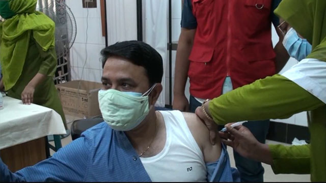 সাতক্ষীরায় টিকার দ্বিতীয় ডোজ দেওয়া শুরু