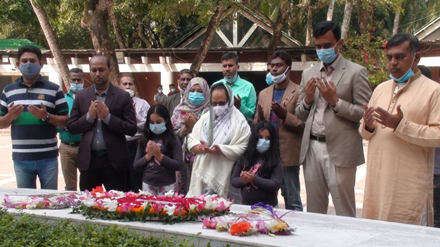 টুঙ্গিপাড়ায় বঙ্গবন্ধুর সমাধিতে উপমন্ত্রী ও ডিআইজির শ্রদ্ধা