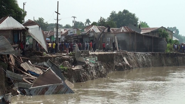 মধুমতি নদী রক্ষা বাঁধের আধা কিলোমিটার এলাকা নদী গর্ভে বিলীন