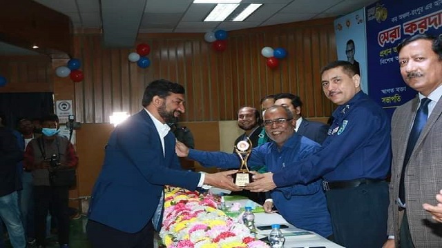 সর্বোচ্চ করদাতা সম্মাননা পেলেন হাকিমপুর উপজেলার চেয়ারম্যান