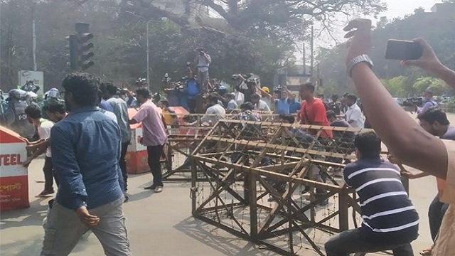 পুলিশের বাধায় স্বরাষ্ট্র মন্ত্রণালয় ঘেরাও কর্মসূচি