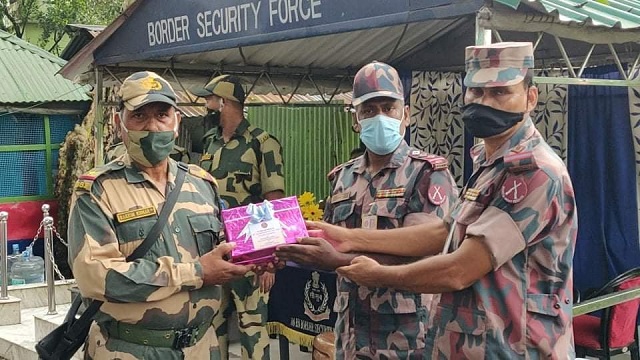 ভারতের স্বাধীনতা দিবস উপলক্ষ্যে হিলিতে বিজিবি-বিএসএফ মিষ্টি বিনিময়