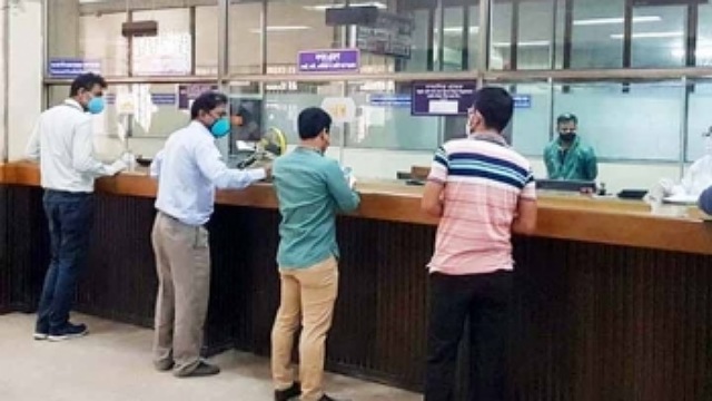 খুলেছে ব্যাংক, লেনদেন চলবে আড়াইটা পর্যন্ত