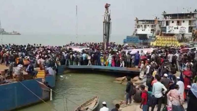 শিমুলিয়া ঘাটে ঢাকামুখী কর্মজীবীদের ঢল চলছেই