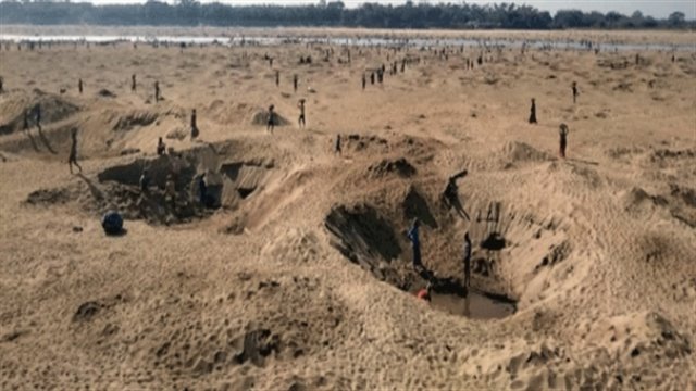 অবৈধ ড্রেজার মেশিনের তান্ডবে কাজ পাচ্ছে না হাজারো শ্রমিক