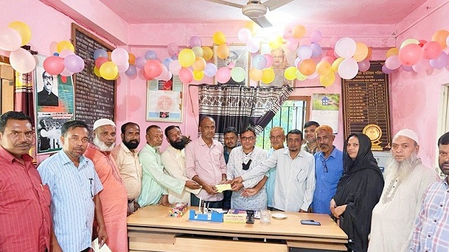 মসজিদ নির্মাণে অর্থদান করলেন  প্রাথমিক বিদ্যালয়ের শিক্ষকগন