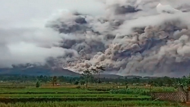 ইন্দোনেশিয়ার সেমেরু পর্বতে অগ্নুৎপাত