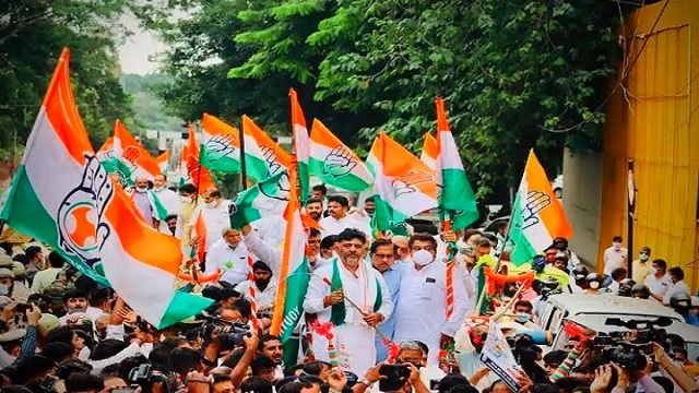 জ্বালানির দাম বাড়ার প্রতিবাদ : গরুর গাড়িতে কংগ্রেস নেতারা