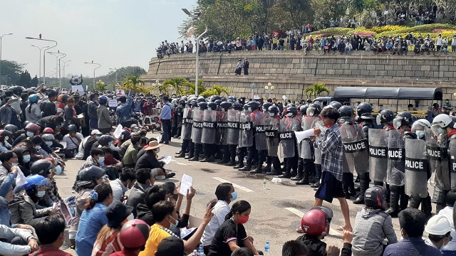 বিক্ষোভ বাড়লে ব্যবস্থা নেয়ার হুঁশিয়ারি মিয়ানমার সামরিক জান্তা’র