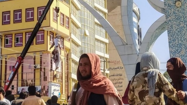 অভিযুক্ত অপহরণকারীর দেহ ঝুলালো তালেবান