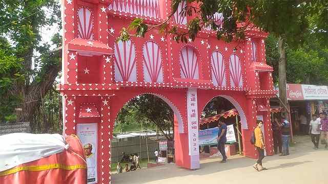 কুমার নদের তীরে চলছে জসীম পল্লি মেলা