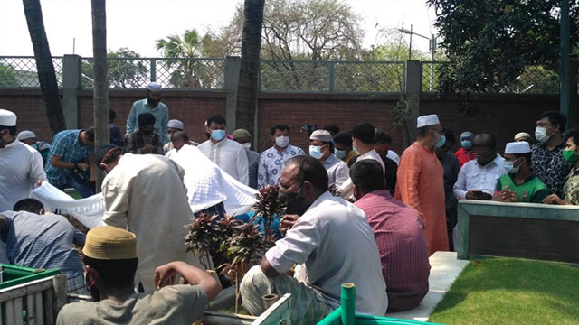 চিরনিদ্রায় শায়িত হলেন কবরী