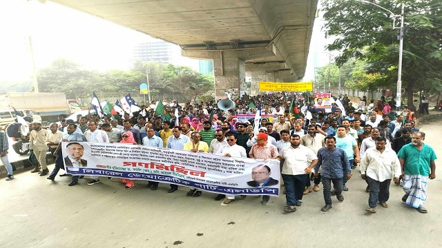 রেড জোনের দিকে দ্রুত এগিয়ে যাচ্ছে দেশের অর্থনীতি, জনগণের ভবিষ্যৎ কী?