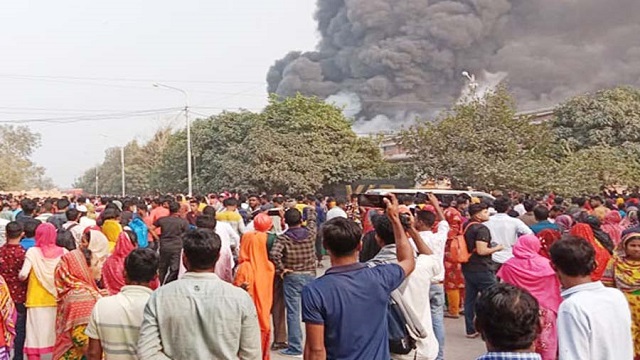 মোংলা ইপিজেডে ভয়াবহ আগুন, নিয়ন্ত্রণে ১১ ইউনিট