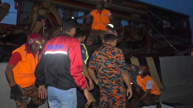 ঢাকা-মাওয়া এক্সপ্রেসওয়েতে ট্রাকের পেছনে বাসের ধাক্কা, নিহত ৩