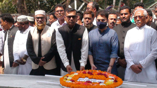 টুঙ্গিপাড়ায় বঙ্গবন্ধুর সমাধিতে নব-নির্বাচিত মেয়রের শ্রদ্ধা