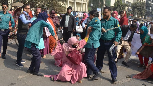 শাহবাগে শিক্ষক নিবন্ধন পরীক্ষার সনদধারীদের বিক্ষোভ