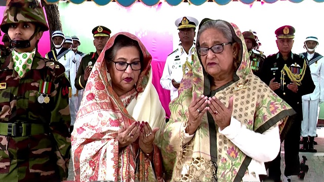 মন্ত্রী-প্রতিমন্ত্রীদের নিয়ে টুঙ্গিপাড়ায় বঙ্গবন্ধুর সমাধিতে শ্রদ্ধা প্রধানমন্ত্রীর