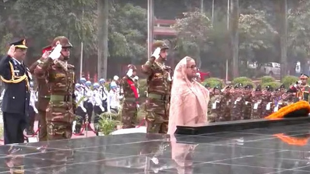 সশস্ত্র বাহিনীর বীর শহীদদের প্রতি প্রধানমন্ত্রীর শ্রদ্ধা