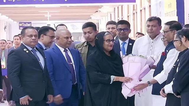 দেশে ফিরেছেন প্রধানমন্ত্রী