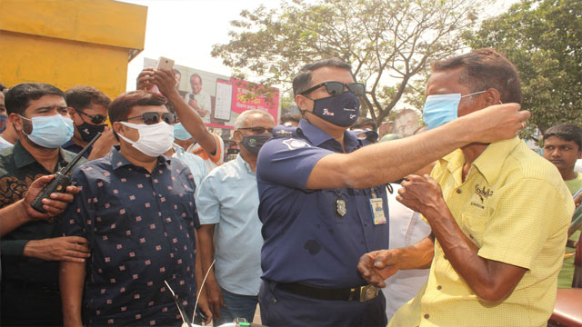 পাবনায় জেলা পুলিশের মাস্ক বিতরণ
