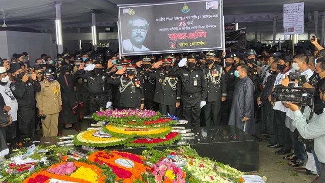 বঙ্গবন্ধুর প্রতিকৃতিতে শ্রদ্ধা র‌্যাব ডিজির