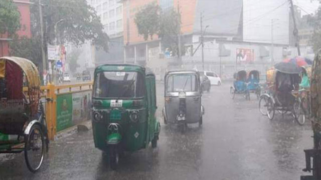 আষাঢ়ের প্রথম সকালেই বৃষ্টিতে ভিজল রাজধানী