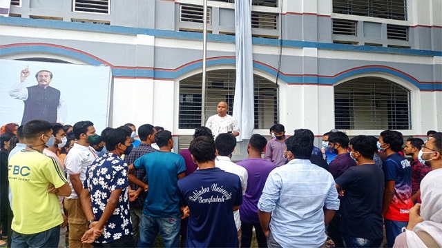 চুল কেটে দেওয়ায় বিশ্ববিদ্যালয়ে আন্দোলন