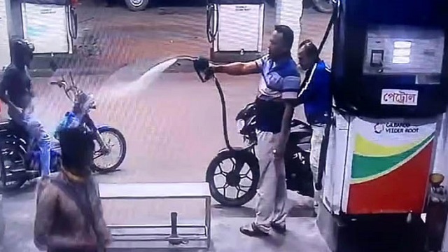বাকীতে পেট্রোল না দেওয়ায় সাবেক এসআই মধুসূধণের কাণ্ড