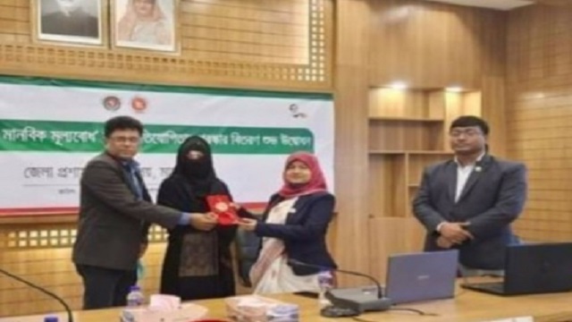 রচনা প্রতিযোগিতায় দেশের শীর্ষ ৫০ জনের মধ্যে মাদারীপুরের মাহমুদা
