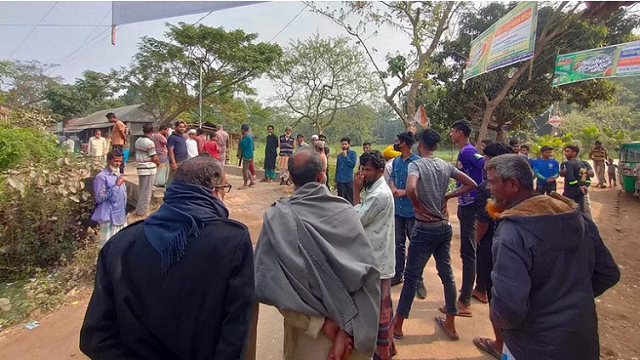 নারীর সাথে আপত্তিকর অবস্থায় শিক্ষক, স্থানীয়দের হাতে গণপিটুনি