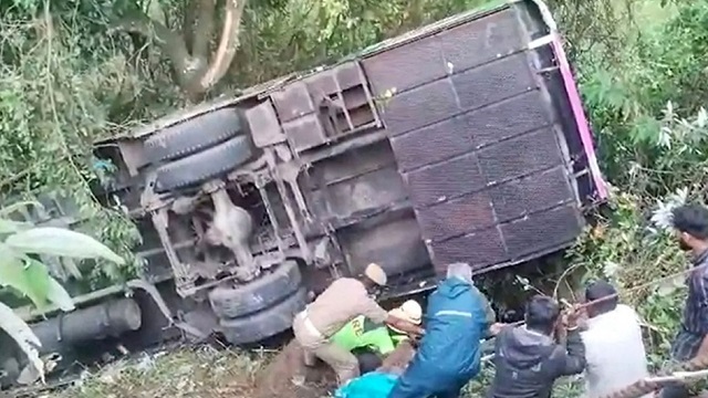 ভারতে ৫৫ যাত্রী নিয়ে ট্যুরিস্ট বাস খাদে, আট জনের মৃত্যু...