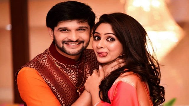 বিয়ের পিঁড়িতে নীল ও তৃণা
