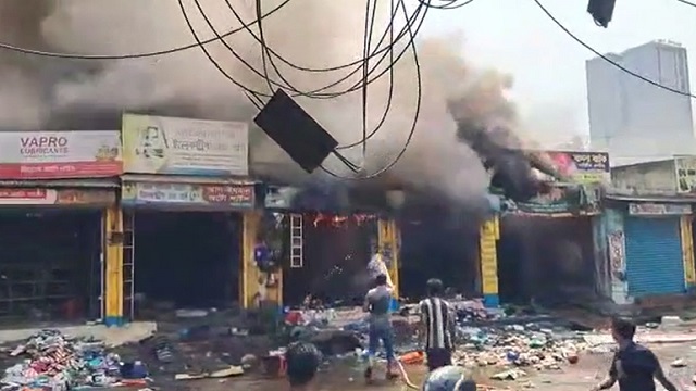 এবার উত্তরার বিজিবি মার্কেটে আগুন, নিয়ন্ত্রণে ৬ ইউনিট