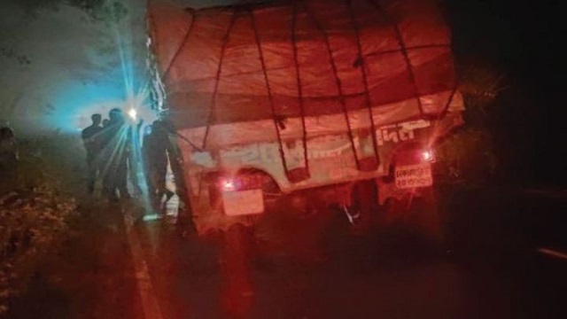নাটোরে মহাসড়কে সিমেন্টবোঝাই ট্রাক ডাকাতির চেষ্টা